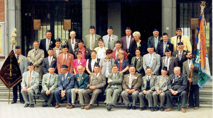 Groepsfoto van Zangmaatschappij De Eeendracht in 1996